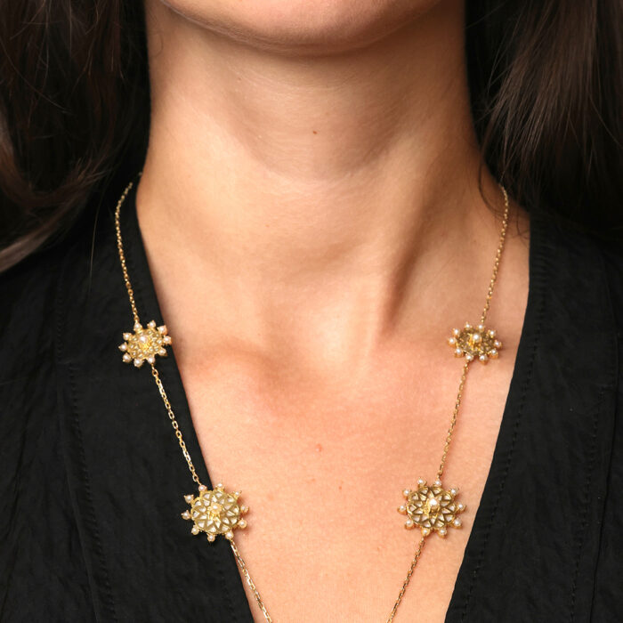 Muharraq Signature Necklace with 5 Rounds - Mother of  Pearl and Pearls surround