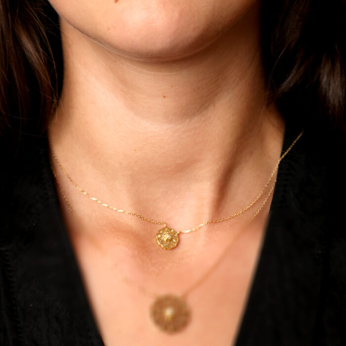 Muharraq Necklace with Small Pendant and Chain with Pearl and Mother of Pearl