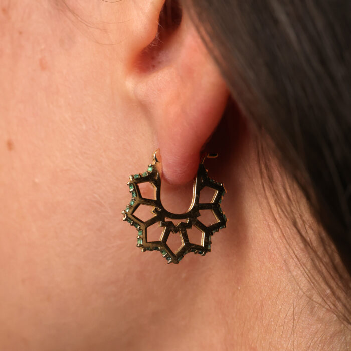 Muharraq Large Pendant and Chain with Pearl Surround and Mother of Pearl