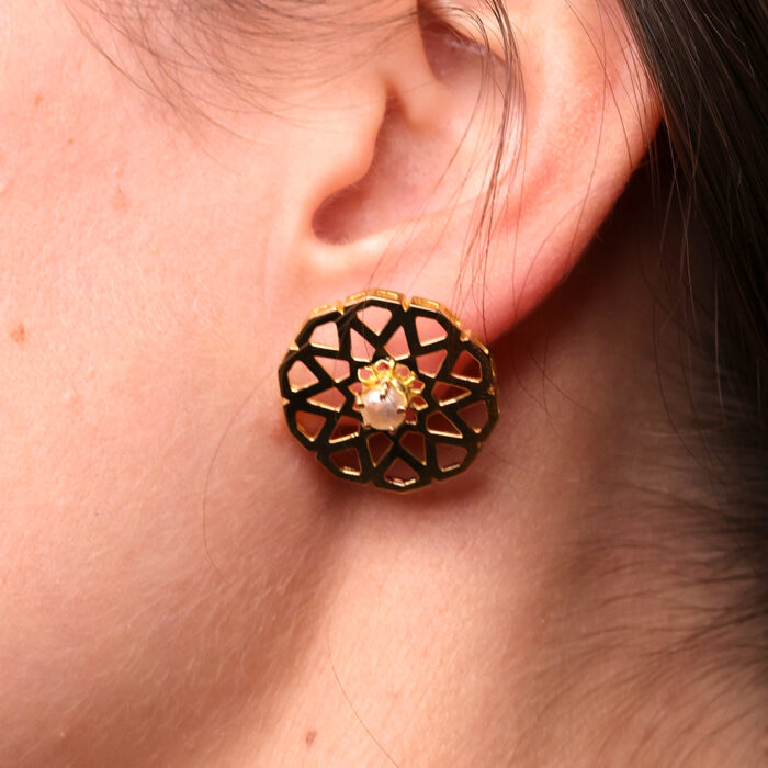 Muharraq Medium Stud Earrings with Pearls